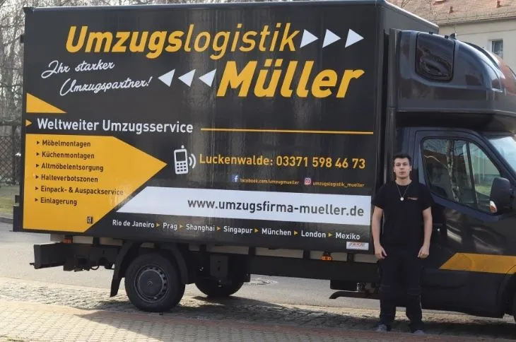 umzugswagen mit helfer